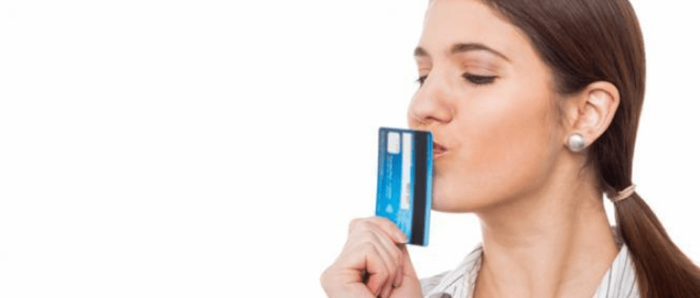 Mujer besando su tarjeta de crédito