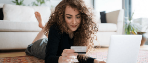 Mujer revisando tarjeta de crédito