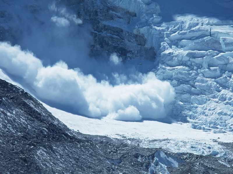 una avalancha de nieve representando al método avalancha para pagar deudas