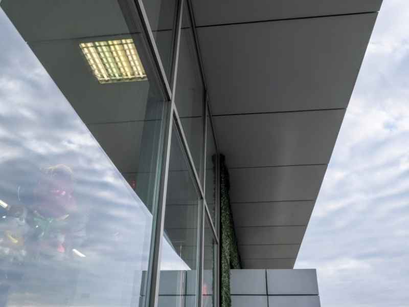 Diseño de oficinas con control solar y entrada equilibrada de luz natural