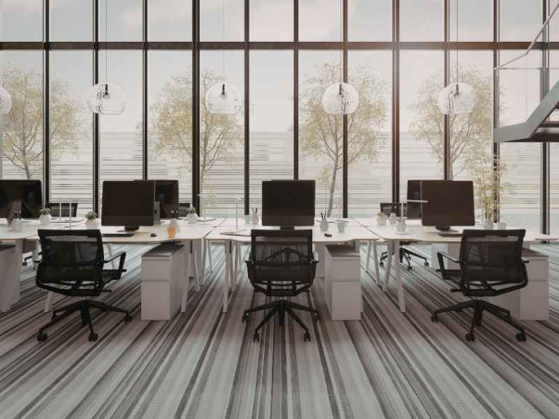 Iluminación natural en oficinas dentro de un centro de negocios moderno