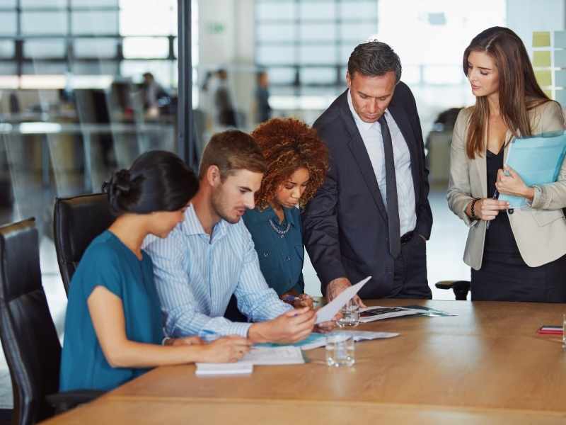 Equipo directivo analizando crecimiento empresarial con prudencia y continuidad institucional.