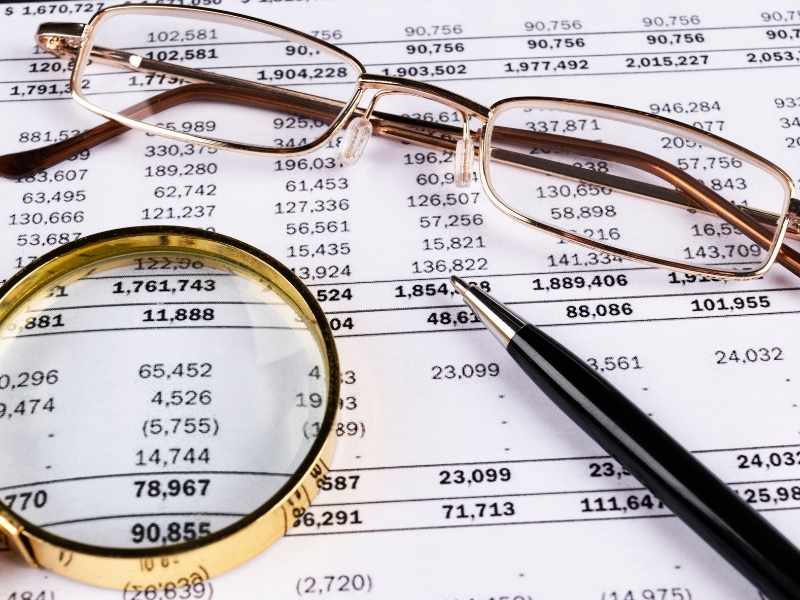 Indicadores financieros utilizados para evaluar riesgos y decisiones de inversión empresarial.