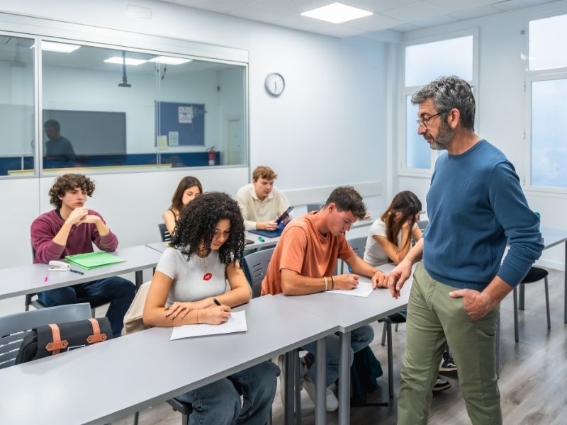 Estudiantes realizan una actividad guiada por una docente capacitada.