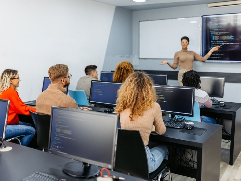Maestros practican el uso de herramientas digitales durante una sesión de formación.