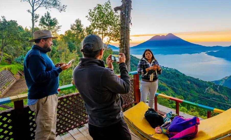 Visitantes durante una experiencia guiada cerca del Lago de Atitlán como ejemplo de ecoturismo en Guatemala