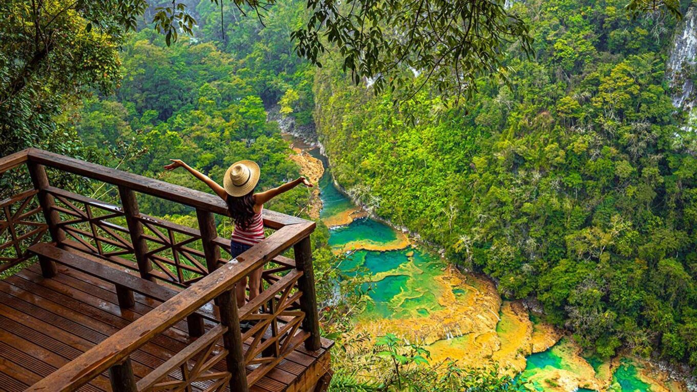 Visitante observando Semuc Champey como ejemplo de ecoturismo en Guatemala y conservación de áreas naturales