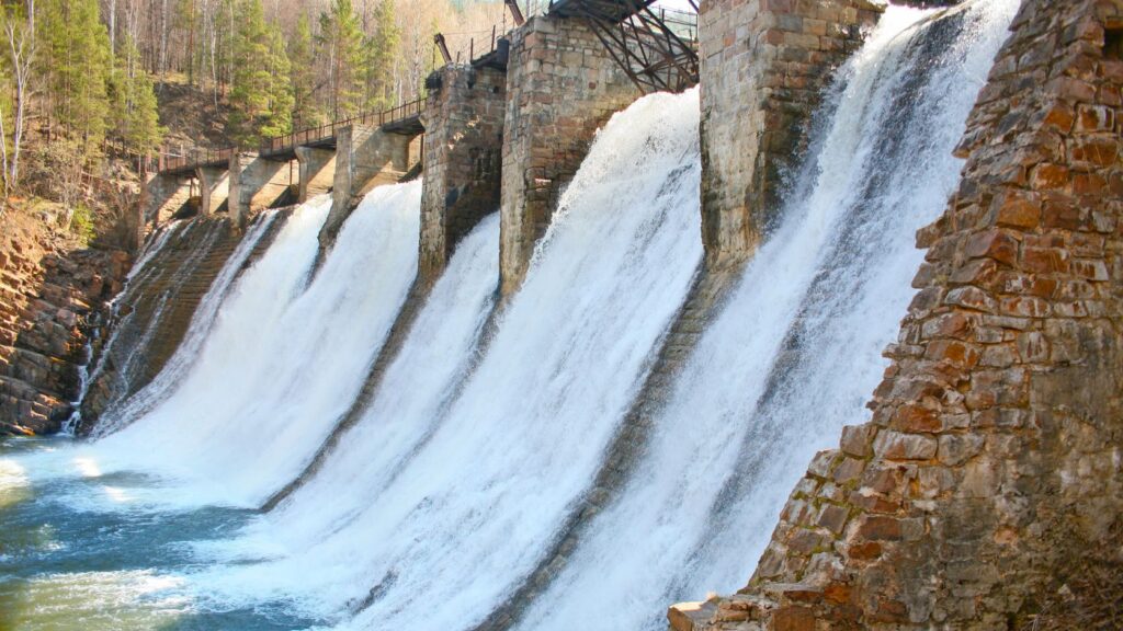 Agua fluyendo a gran velocidad por el vertedero de una presa utilizada para la generación de energía hidroeléctrica.